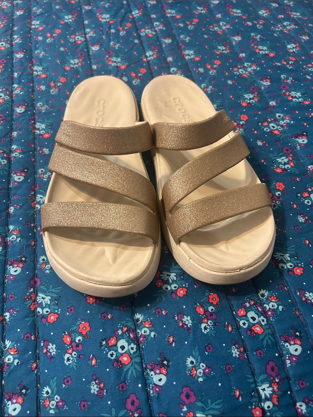 Crocs women’s size 6W Getaway Glitter Strappy sandal slides